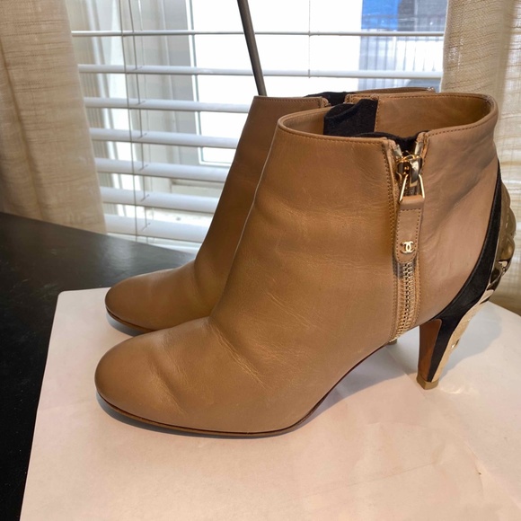 CHANEL LEATHER TAN BEIGE ANKLE BOOTS GOLD METAL ACCENT SIZE 36-6 MADE IN ITALY. - Picture 7 of 9